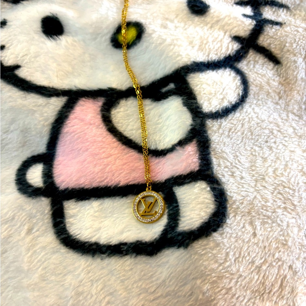 Elegant Gold Necklace with Pendant